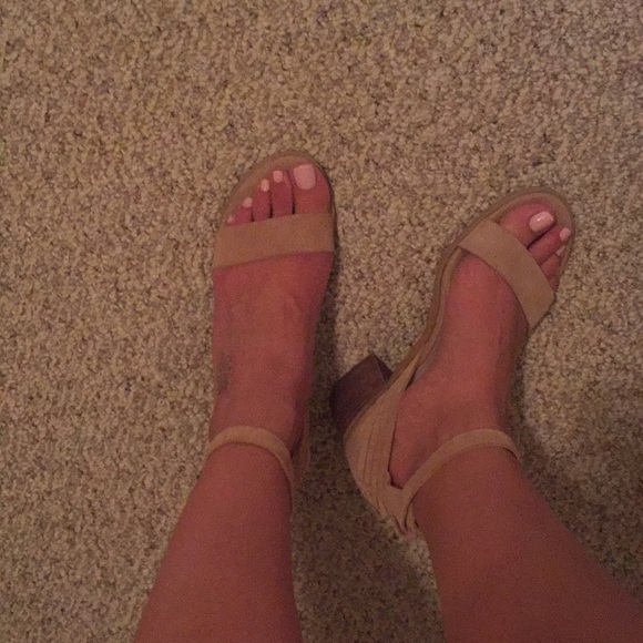 Gorgeous summer ankle strap nude suede low heels - Picture 4 of 4